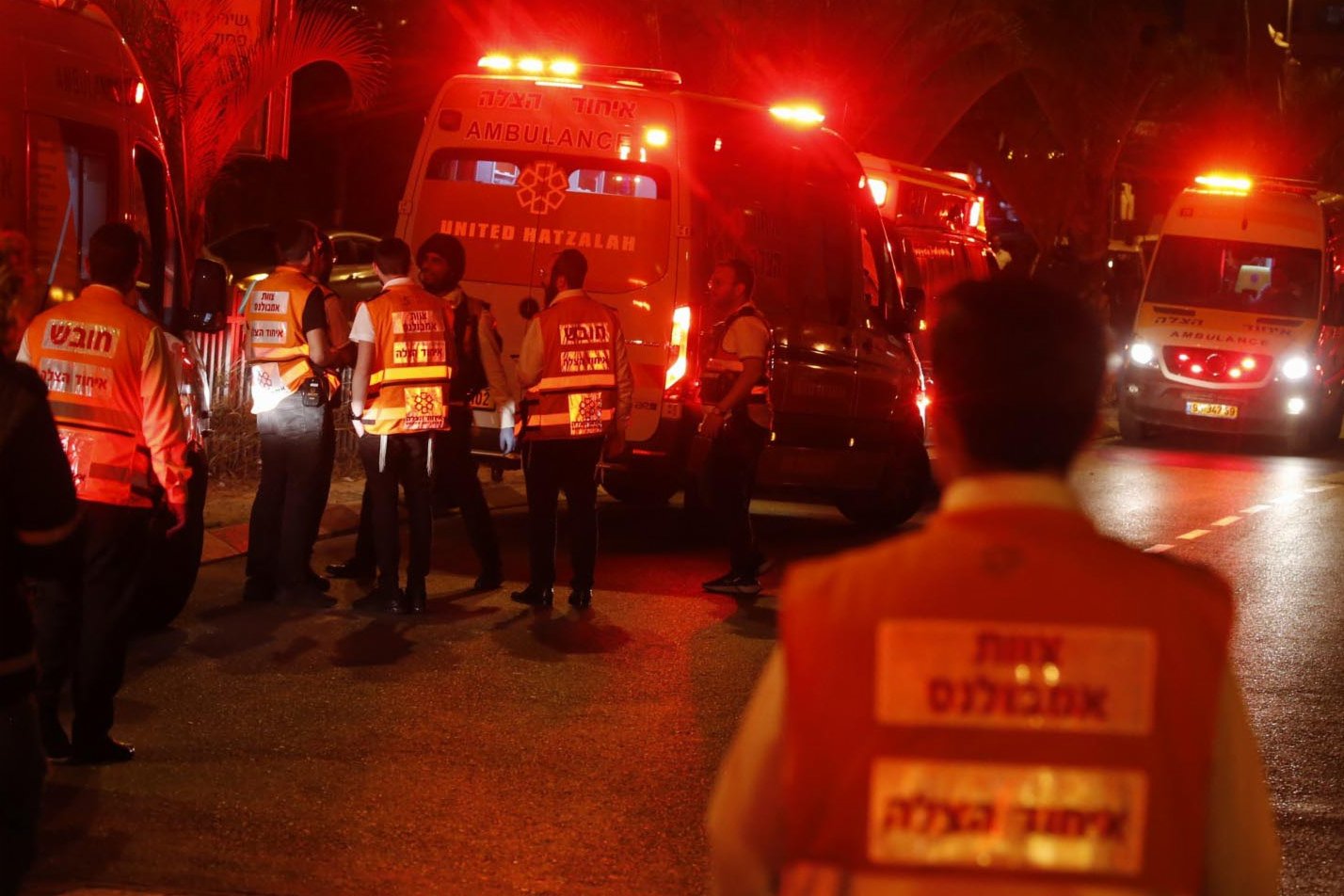 5月5日，以色列安全人員在以中部城市埃拉德襲擊現場工作。（新華社）