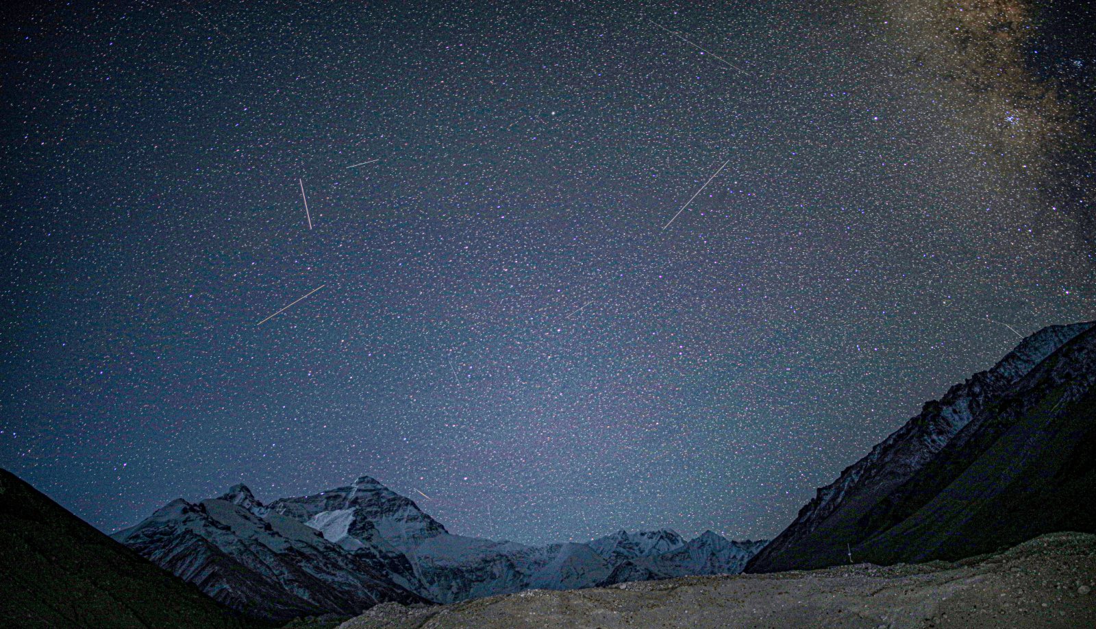 這是5月4日淩晨在珠峰大本營拍攝的流星雨。 這是5月4日淩晨在珠峰大本營拍攝的流星雨。