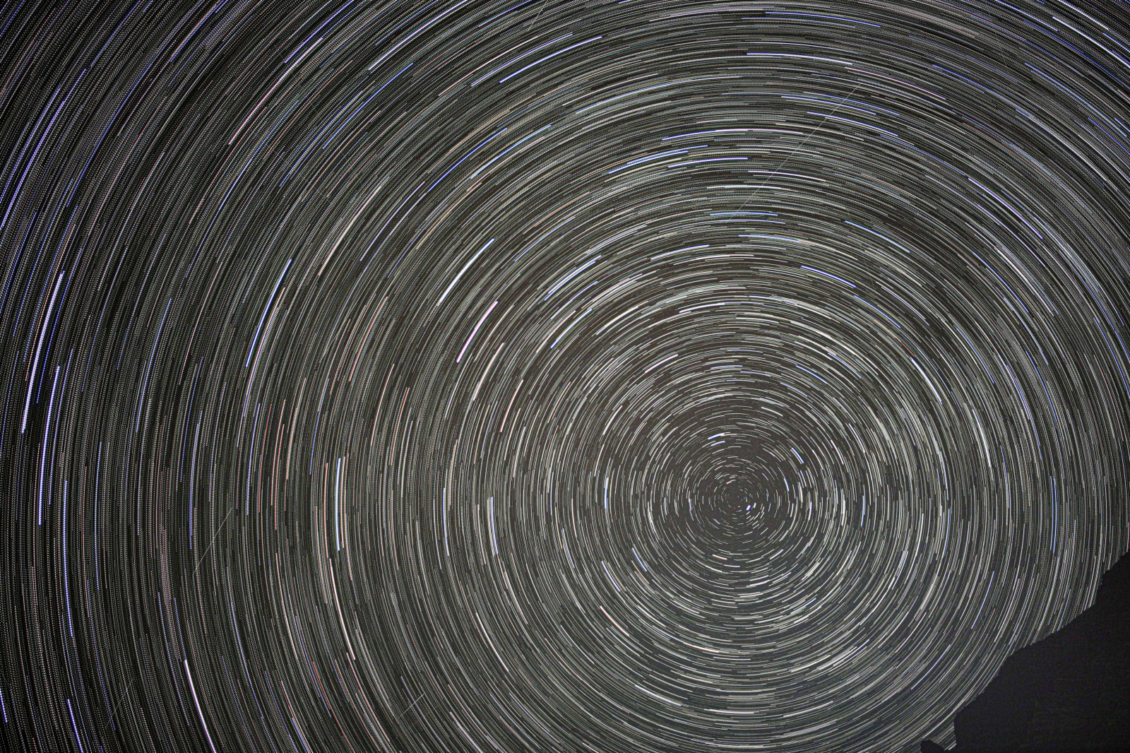 這是5月4日淩晨在珠峰大本營拍攝的星軌（合成照片）。