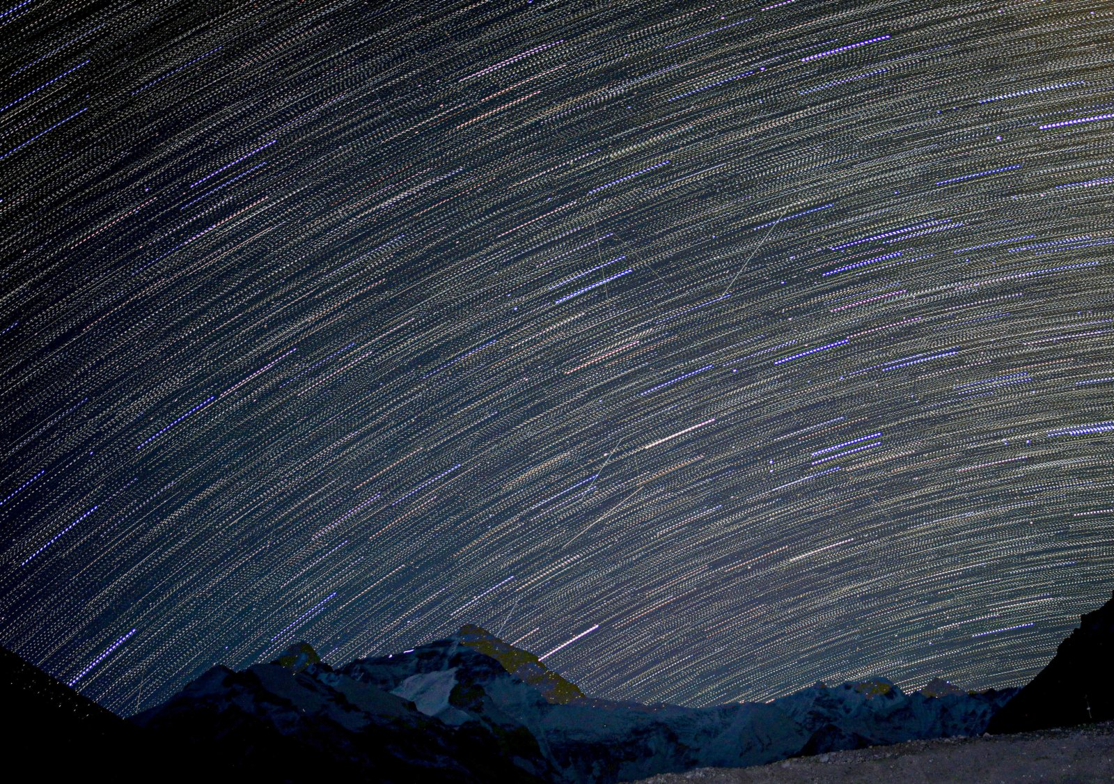 這是5月4日淩晨在珠峰大本營拍攝的星軌（合成照片）。