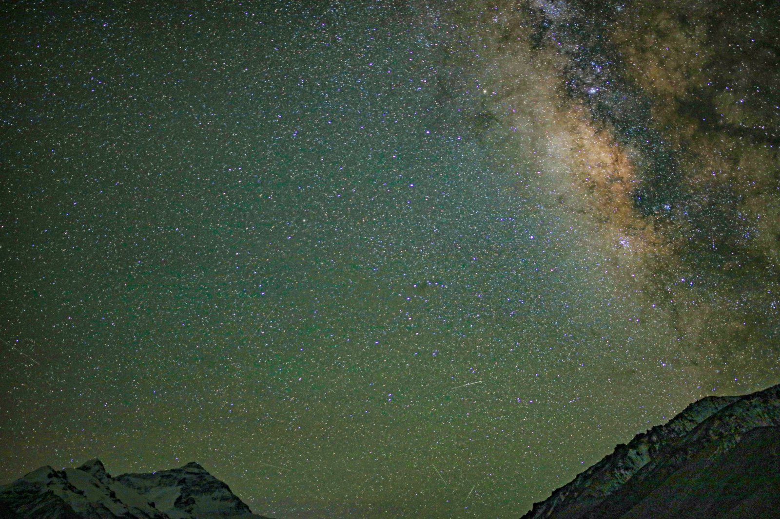 這是5月4日淩晨在珠峰大本營拍攝的星空。