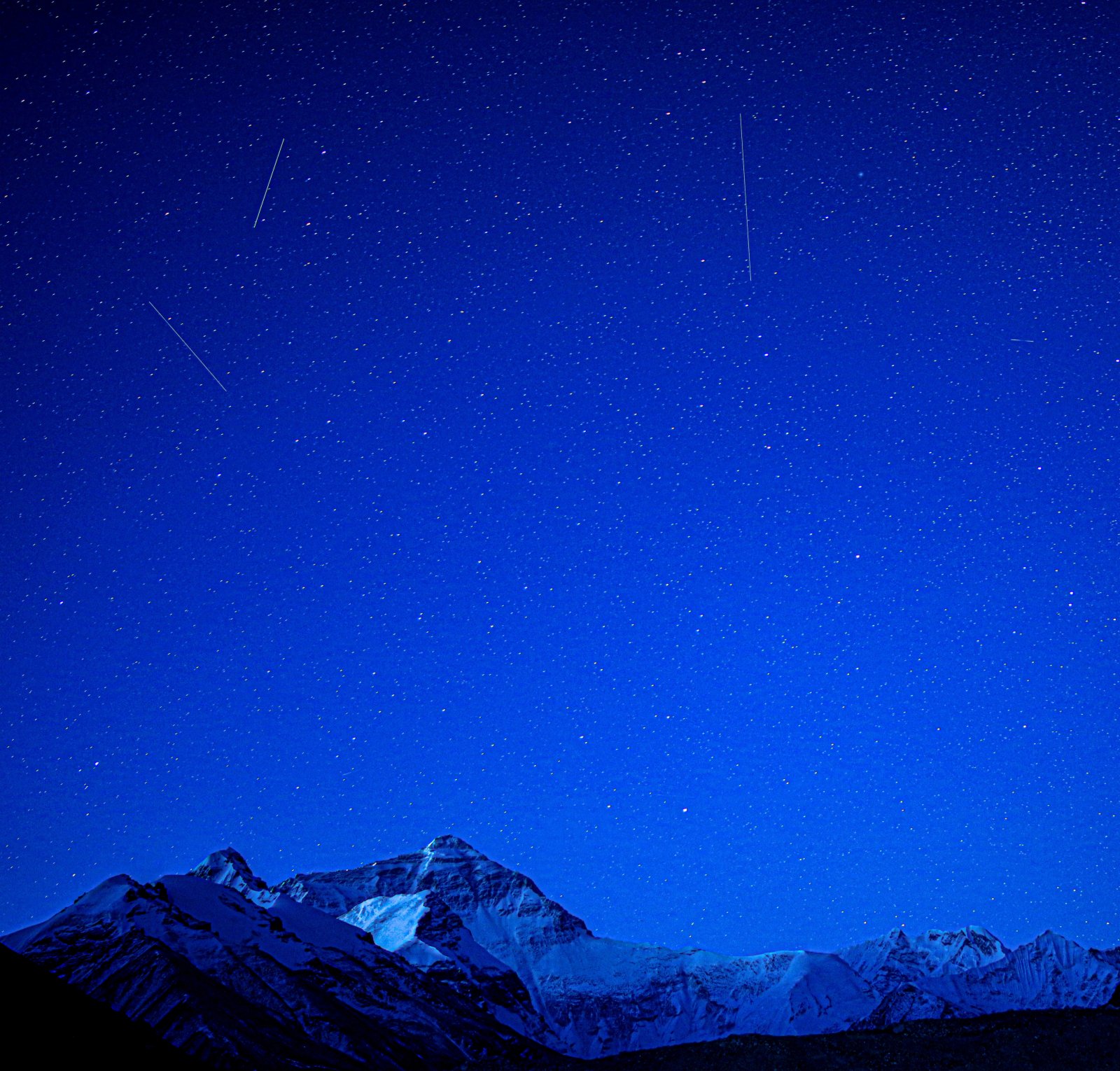 這是5月4日清晨在珠峰大本營拍攝的流星雨。