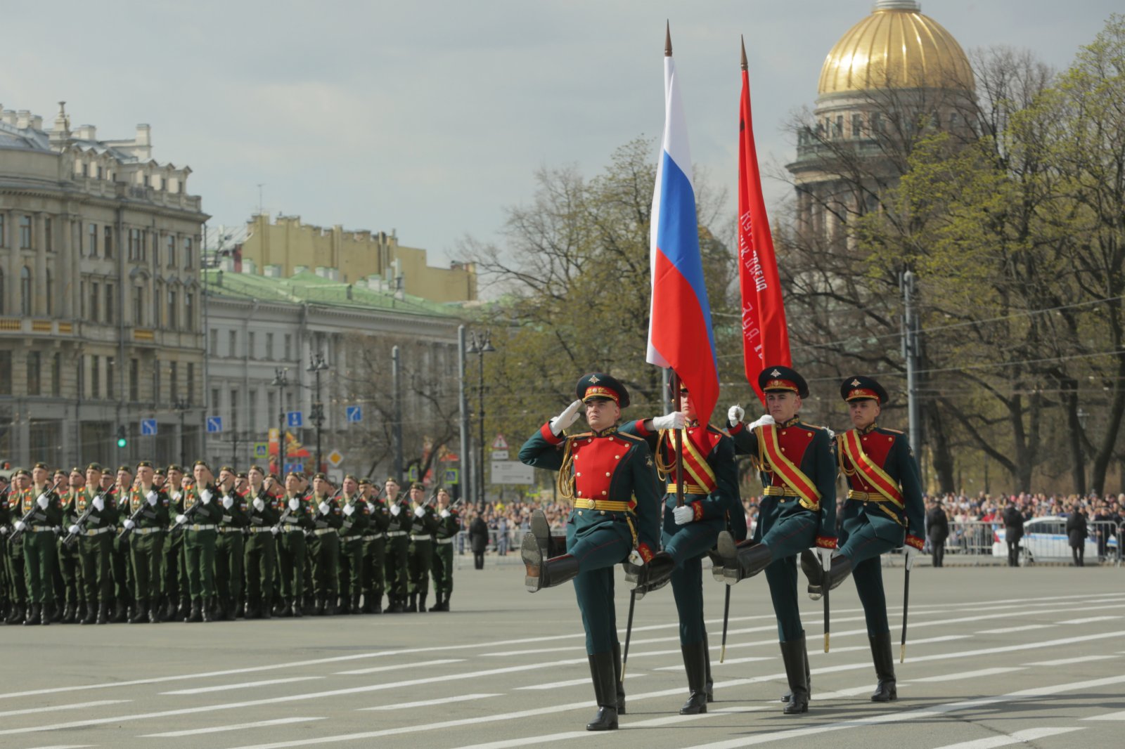 這是5月7日在俄羅斯聖彼得堡冬宮廣場拍攝的閱兵綵排現場。（新華社）