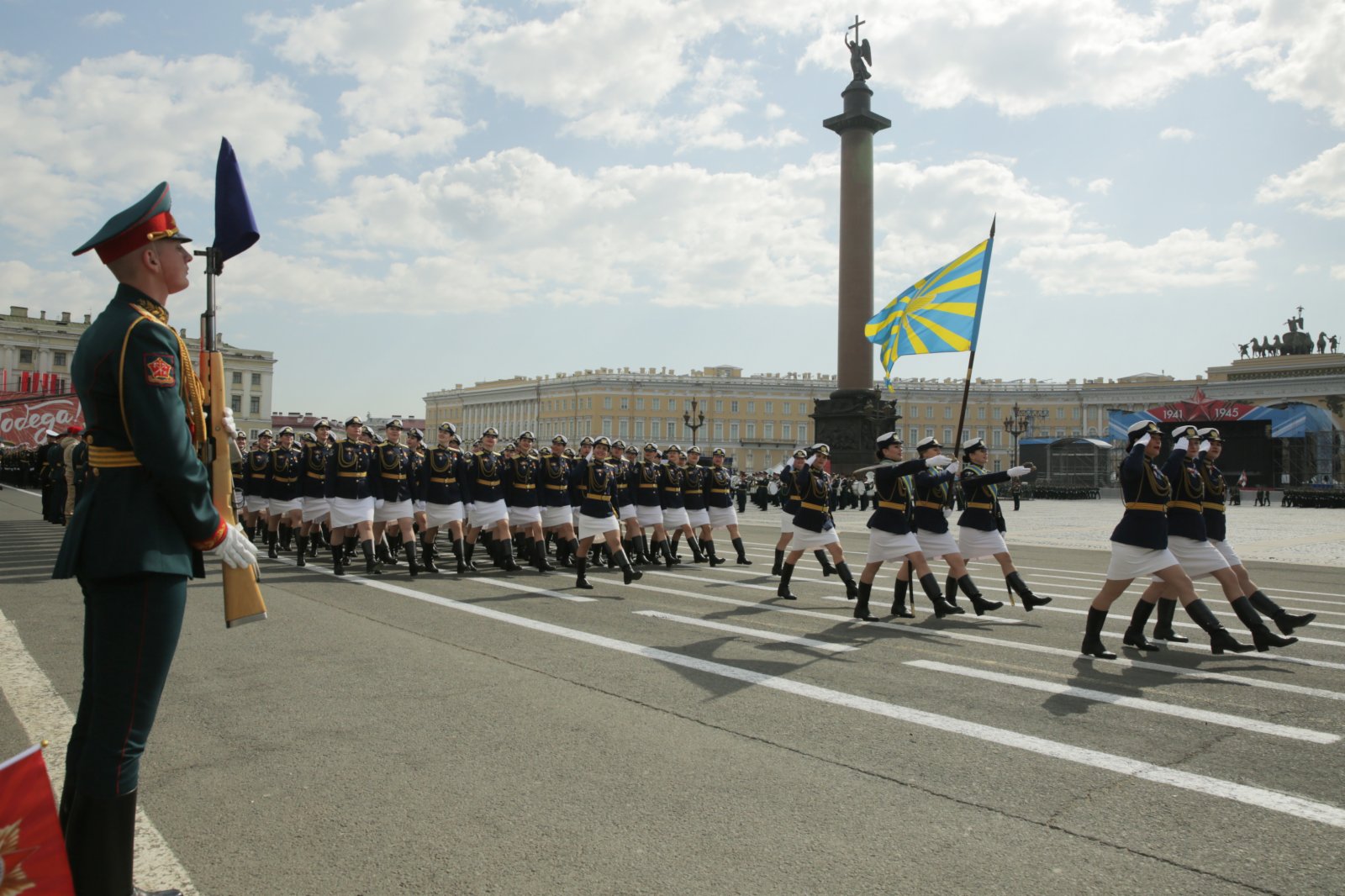 5月7日，女兵列隊走過俄羅斯聖彼得堡冬宮廣場。（新華社）