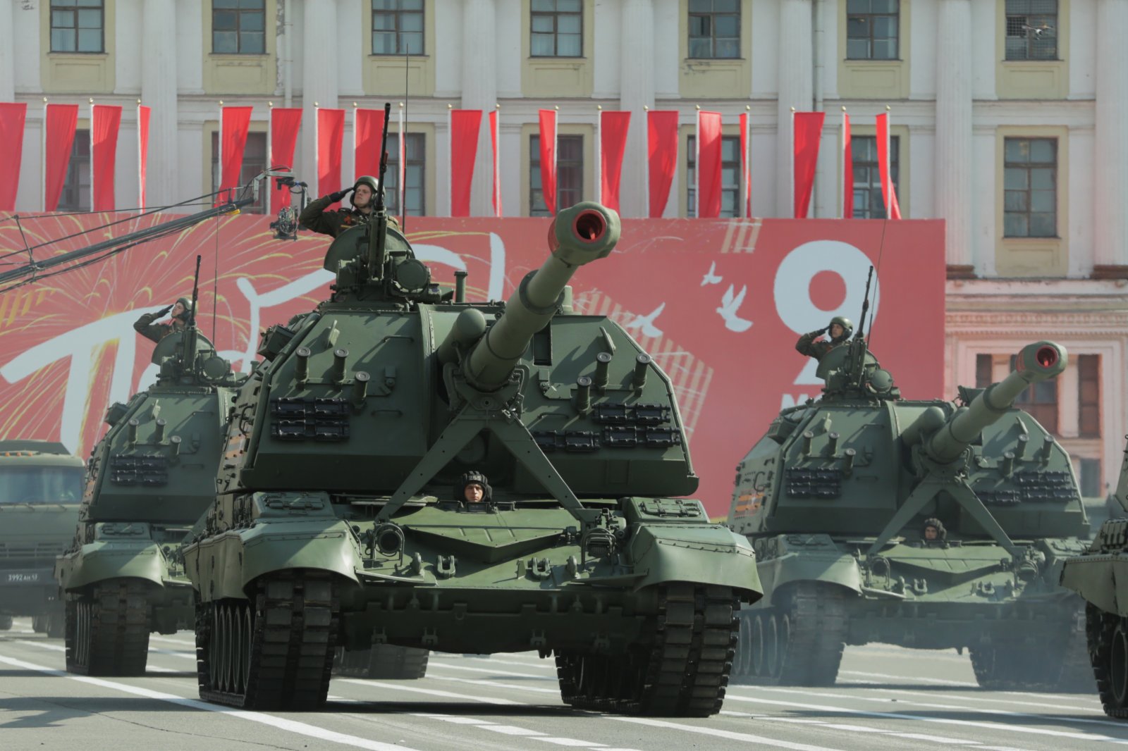 5月7日，自行火炮編隊駛過俄羅斯聖彼得堡冬宮廣場。（新華社）