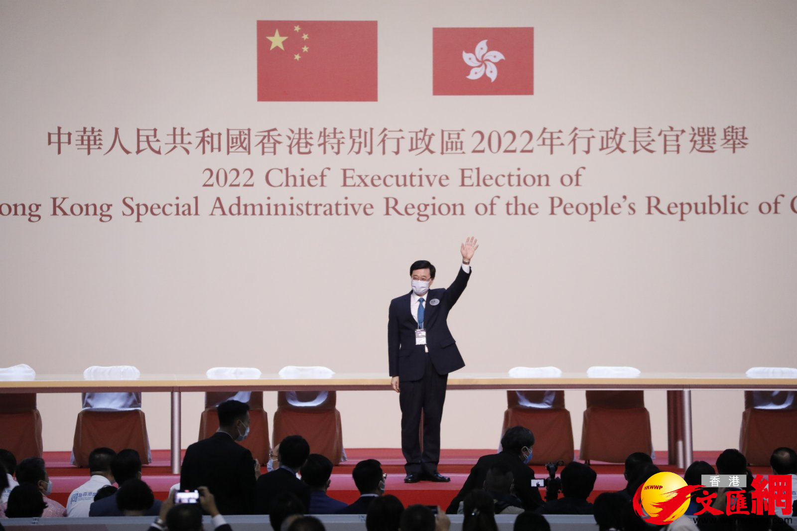 李家超在選舉結果出爐後上台，接受眾人祝賀。（香港文匯報記者曾慶威攝）