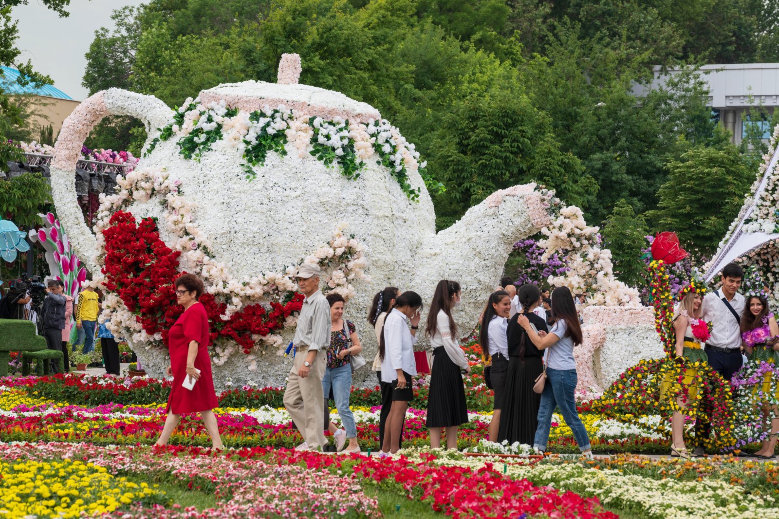 5月6日，人們在烏茲別克斯坦首都塔什干的花卉節上參觀。（新華社）