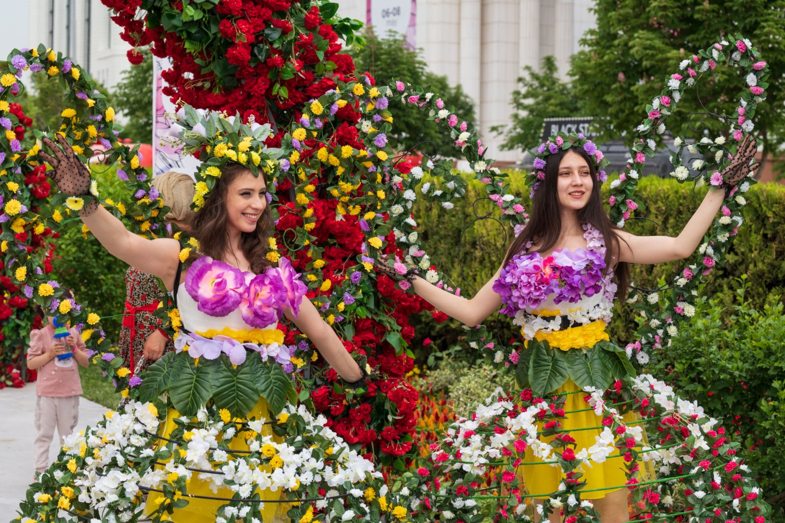 5月6日，在烏茲別克斯坦首都塔什干，工作人員在花卉節上展示用花卉製作的服飾。（新華社）