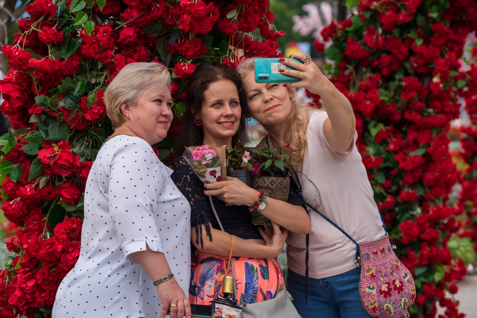 5月6日，人們在烏茲別克斯坦首都塔什干的花卉節上留影。（新華社）