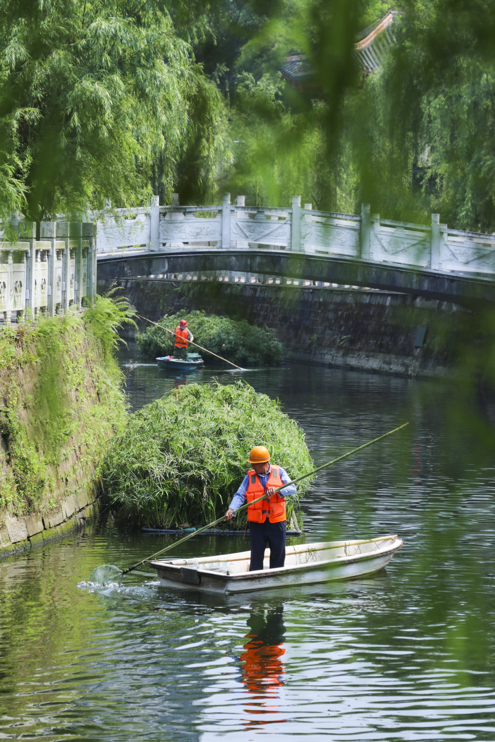 5月7日，工作人員在重慶永川臨江河紅旗河段清漂。（新華社）