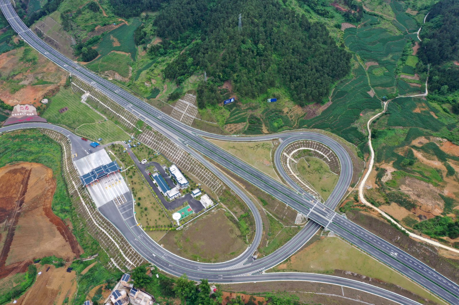 這是廣西巴馬瑤族自治縣境內的公路（5月8日攝，無人機照片）。（新華社）