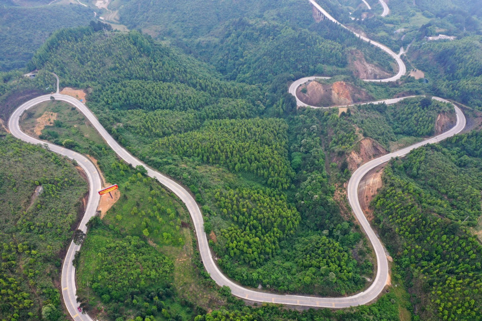 這是廣西鳳山縣境內的公路。（5月8日攝，無人機照片）。（新華社）