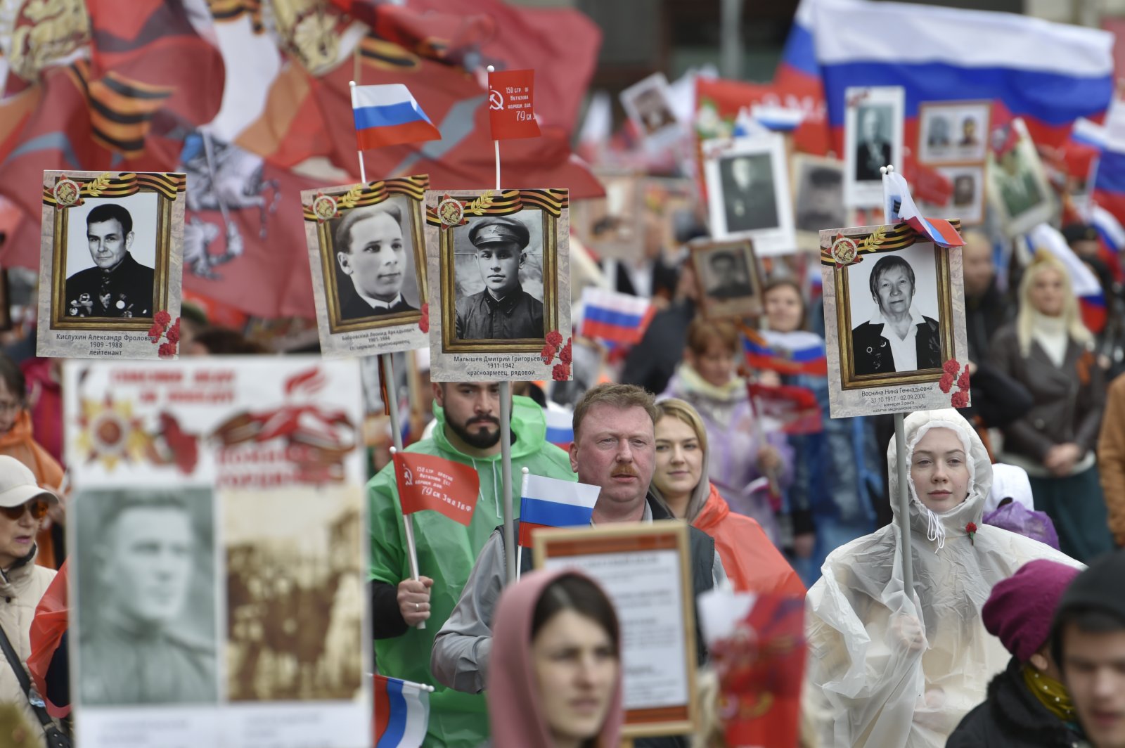 在俄羅斯首都莫斯科，人們手持老戰士照片參加「不朽軍團」遊行。（新華社）
