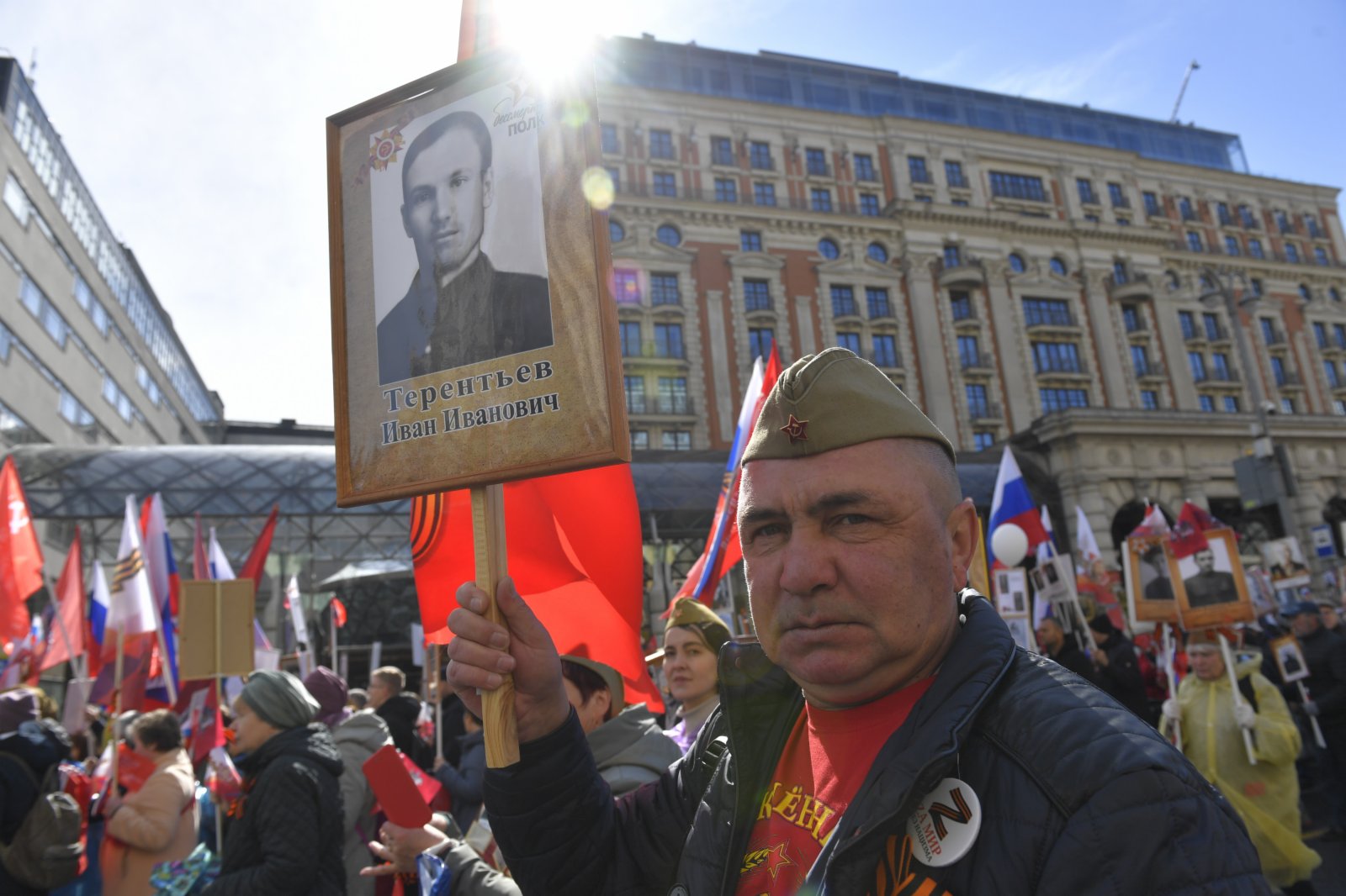 在俄羅斯首都莫斯科，人們手持老戰士照片參加「不朽軍團」遊行。（新華社）