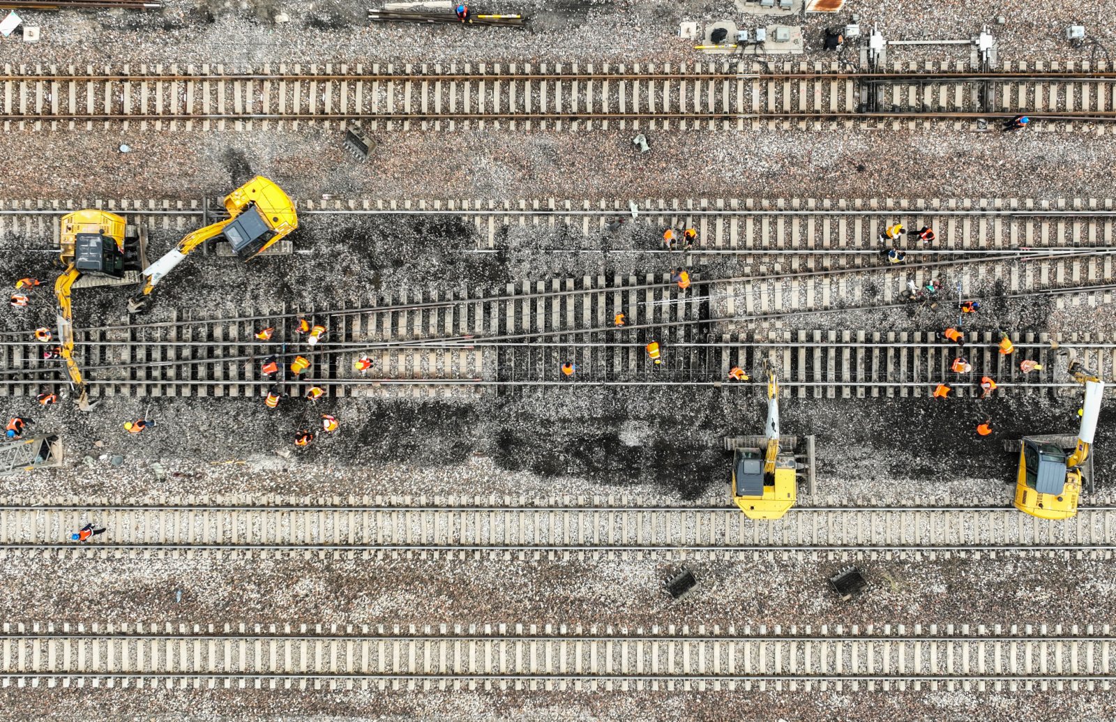 5月11日，中國鐵路太原局集團有限公司大同工務段的工人在更換石砟。（新華社）