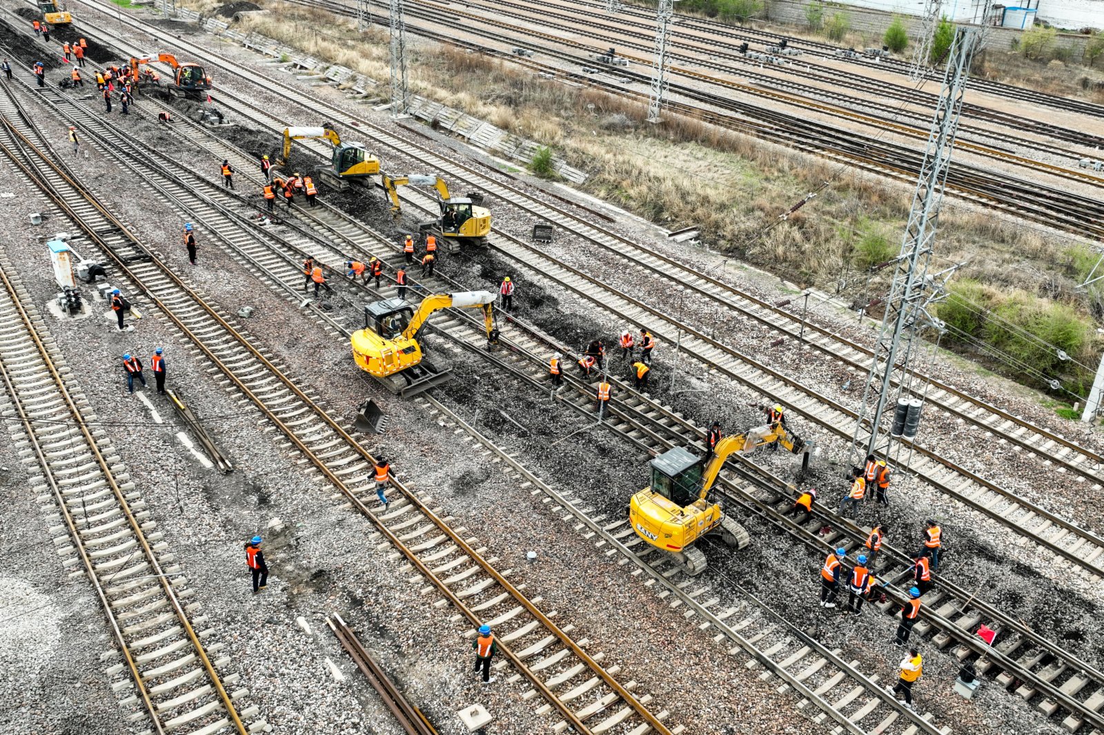 5月11日，中國鐵路太原局集團有限公司大同工務段的工人在更換石砟。（新華社）