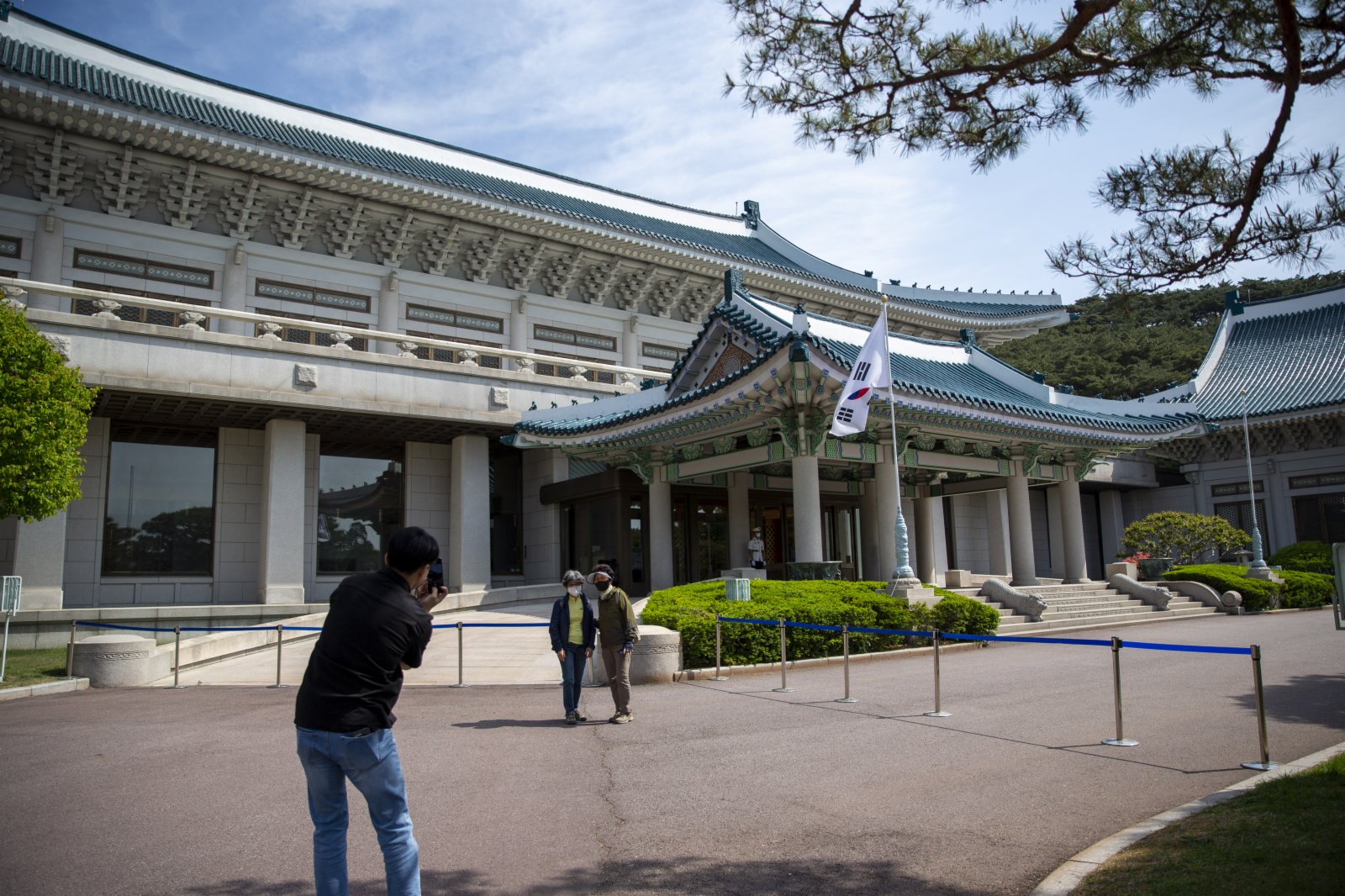 5月12日，在韓國首爾，遊客參觀青瓦台時合影留念。新華社