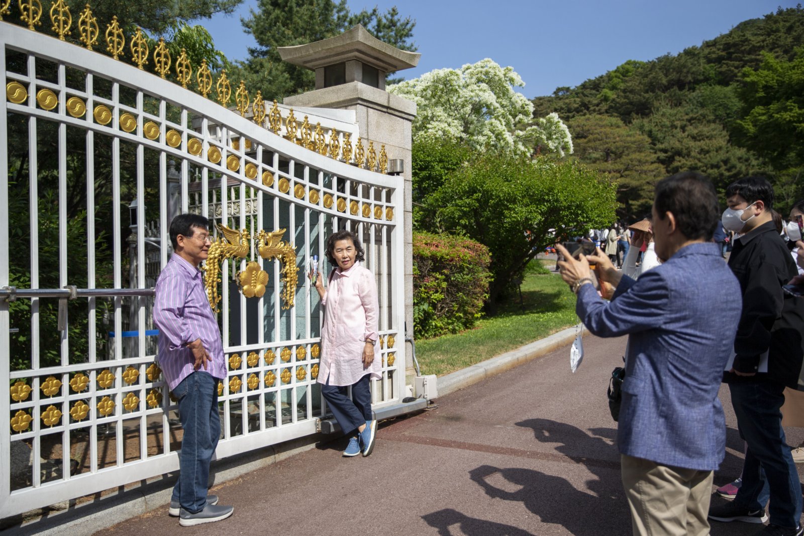 5月12日，在韓國首爾，遊客參觀青瓦台時合影留念。新華社