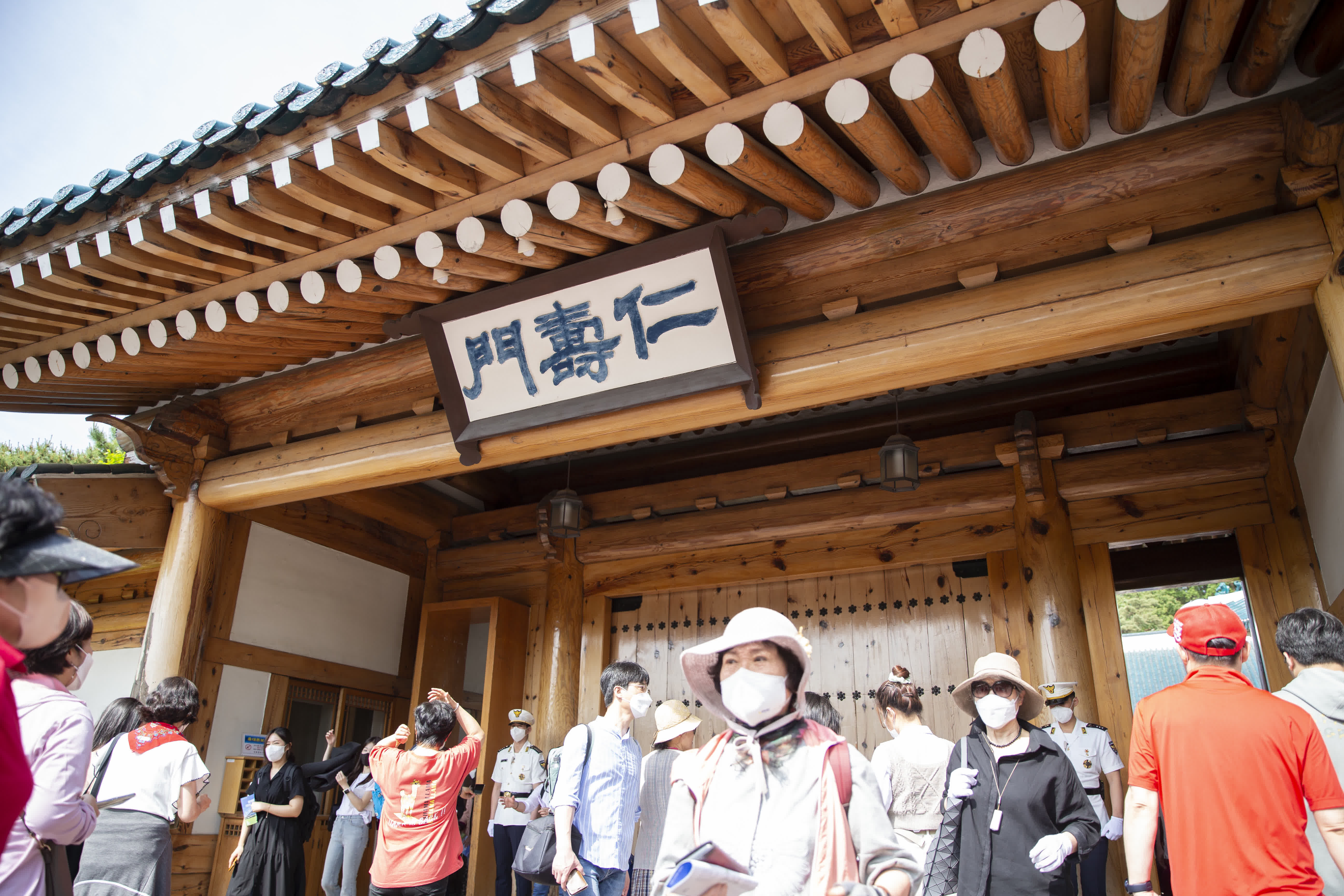 5月12日，在韓國首爾，遊客參觀青瓦台官邸。新華社