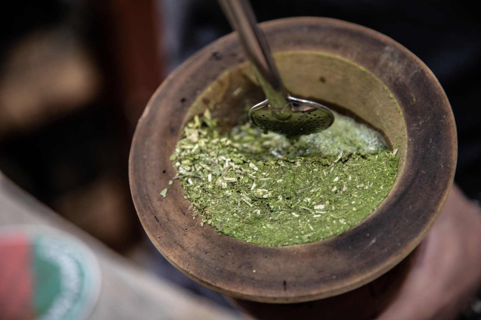 在巴西南大河州格拉馬杜，一名店員將吸管放入泡好的馬黛茶中。