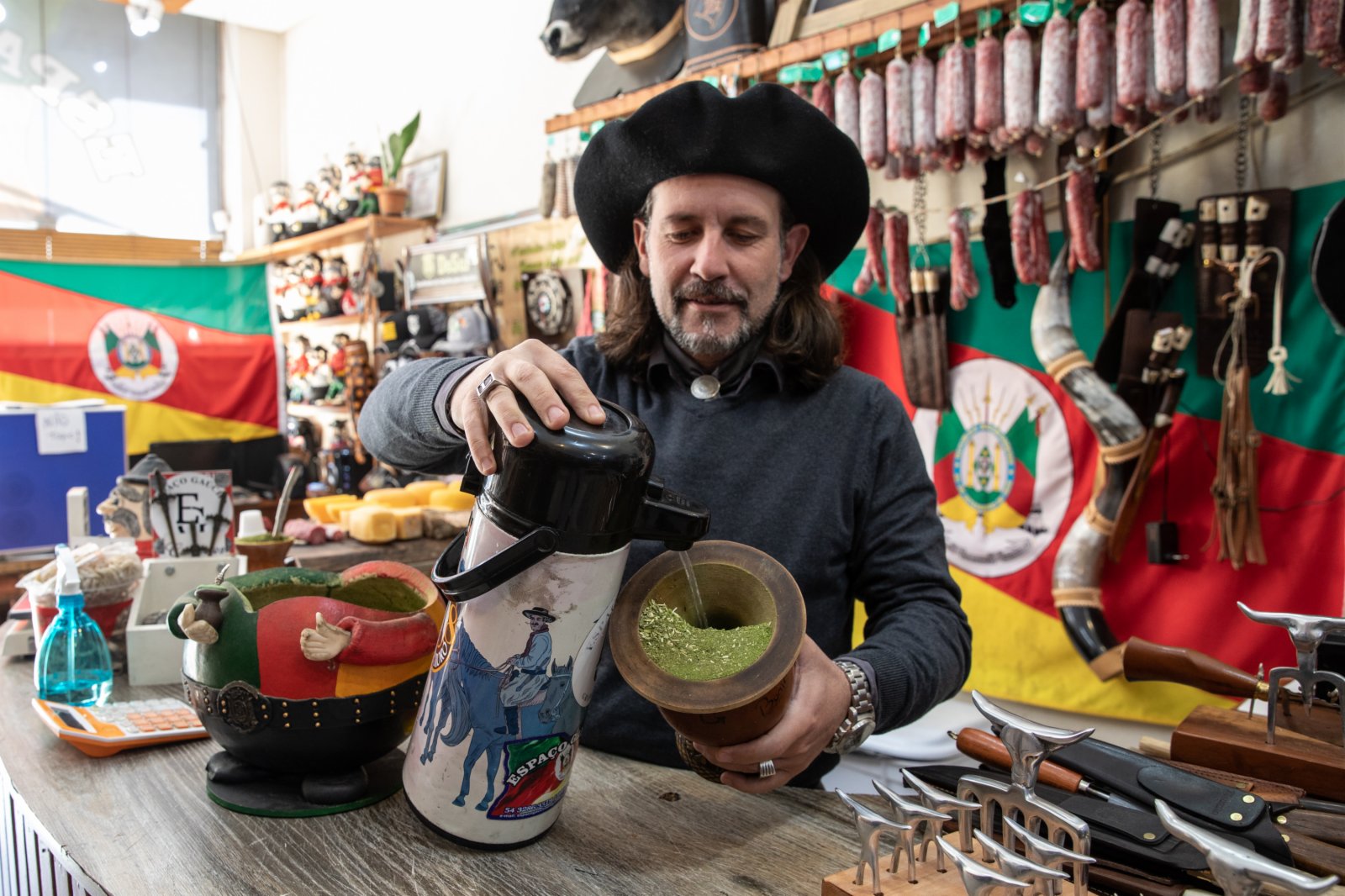 在巴西南大河州格拉馬杜，一名店員演示如何沖泡馬黛茶。