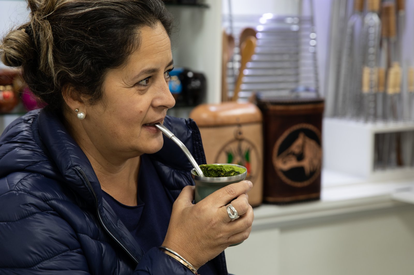 在巴西南大河州南卡希亞斯，一名女子享用馬黛茶。