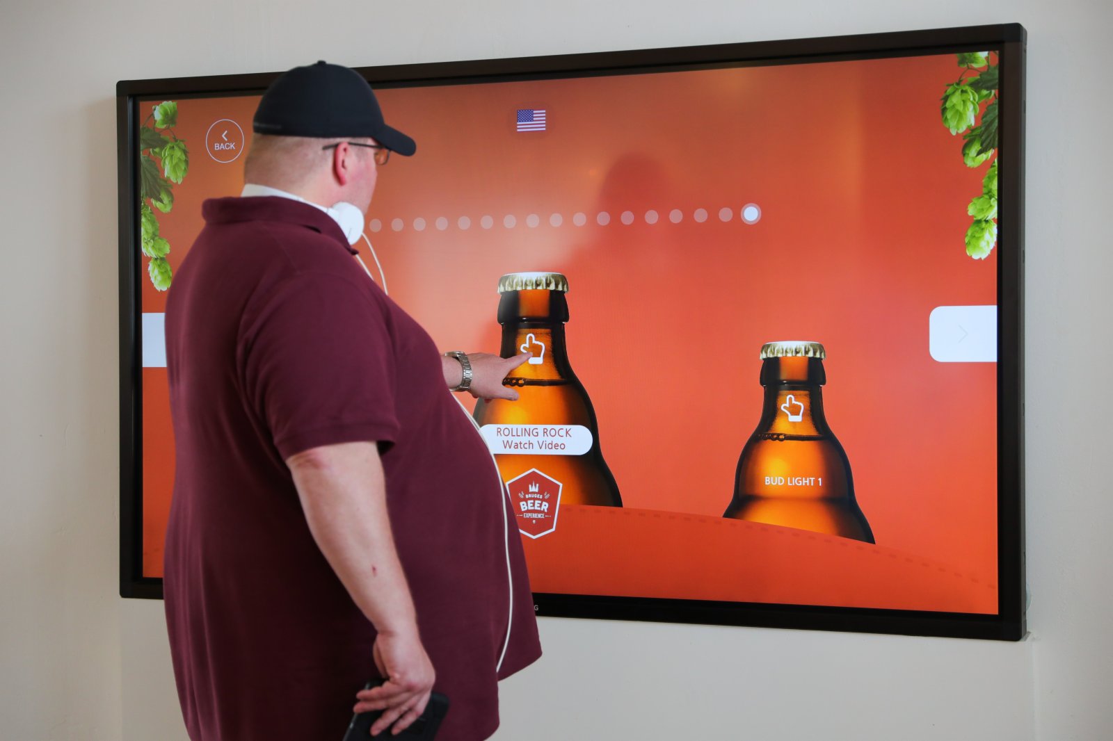 一名遊客在比利時布魯日的「啤酒體驗」博物館使用互動屏幕了解啤酒知識。