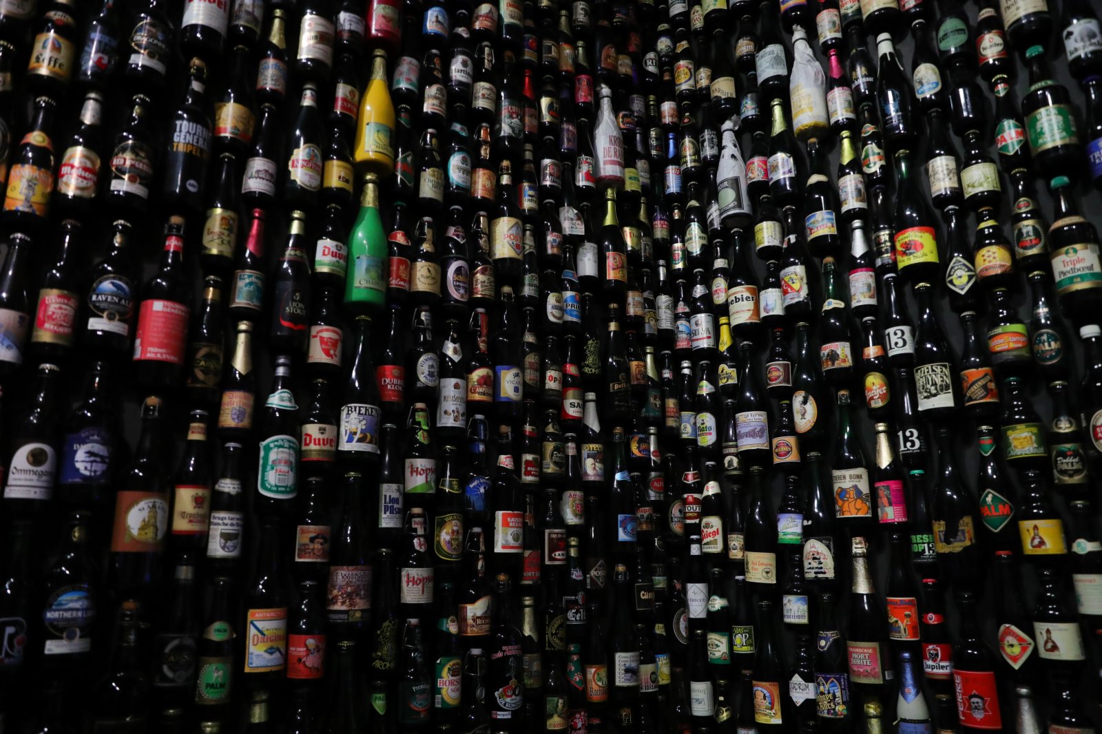 這是5月13日在比利時布魯日的「啤酒體驗」博物館拍攝的展出的各種啤酒瓶。