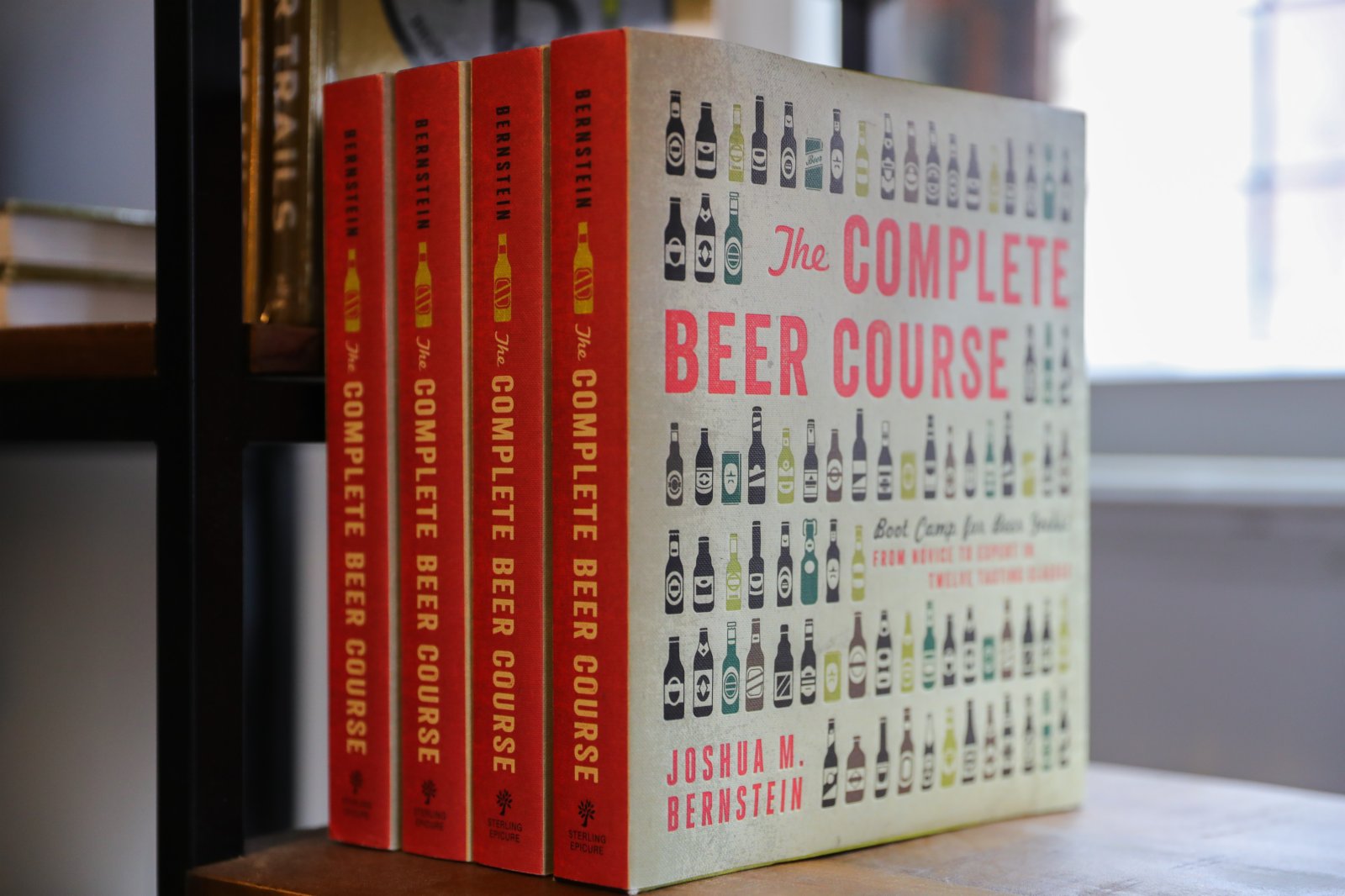 這是5月13日在比利時布魯日的「啤酒體驗」博物館商店拍攝的文創產品——名為《完全啤酒課堂》的書籍。