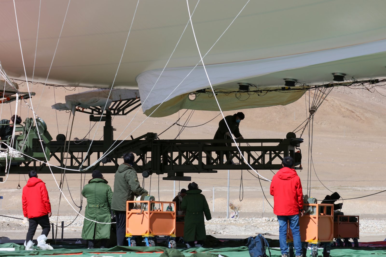 科考隊員在調試充氣後的「極目一號」Ⅲ型浮空艇（5月12日攝）。（新華社）