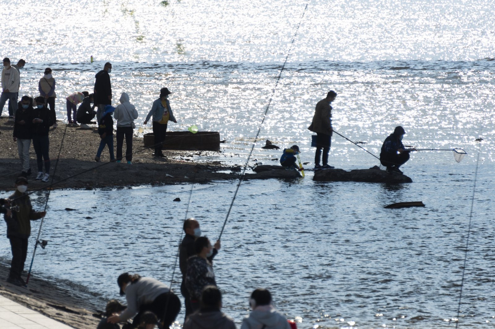 5月14日，市民遊客在松花江哈爾濱段江畔遊玩。（新華社）