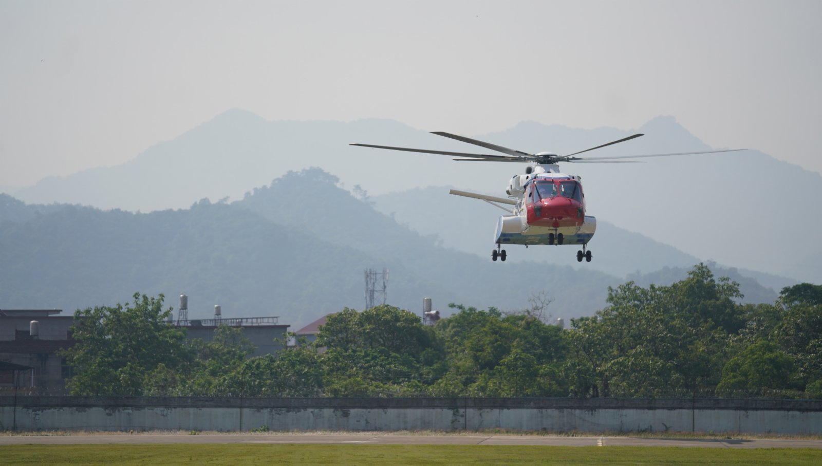 AC313A直升機在空中懸停。（新華社）