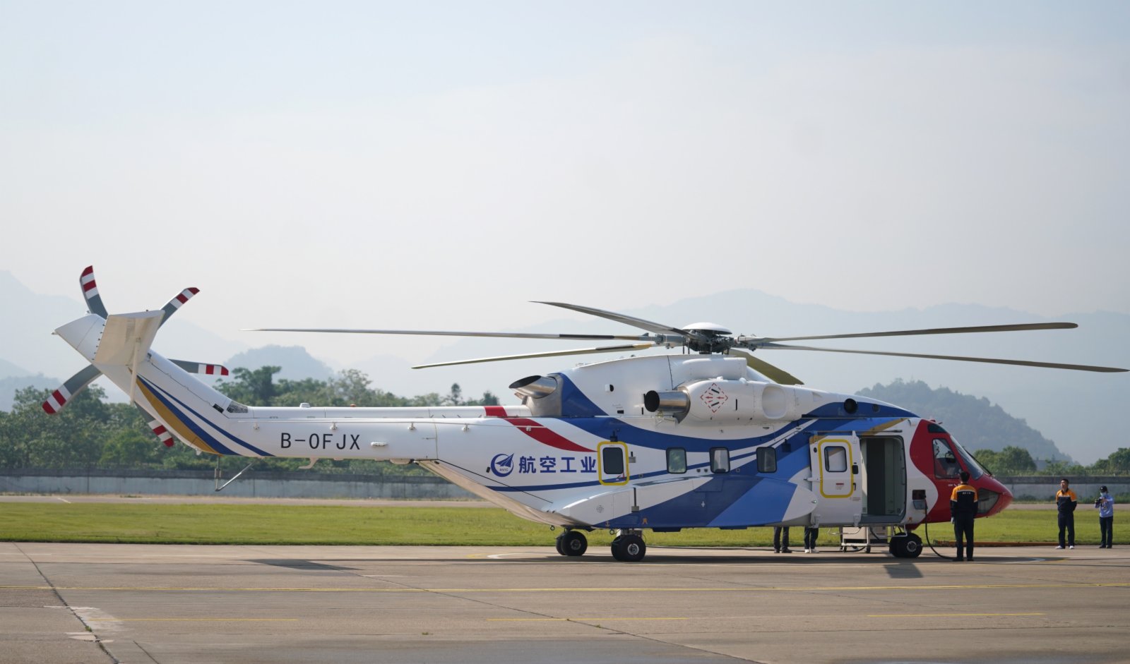 在江西景德鎮呂蒙機場，AC313A直升機準備起飛。（新華社）