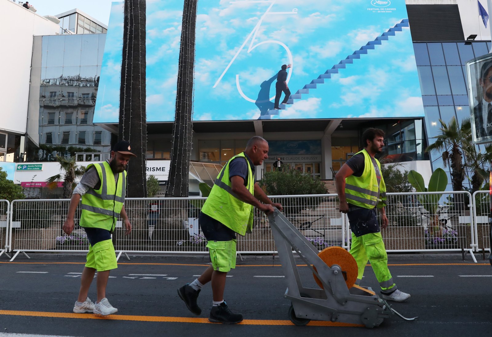 工作人員在電影宮外鋪設交通指示線。