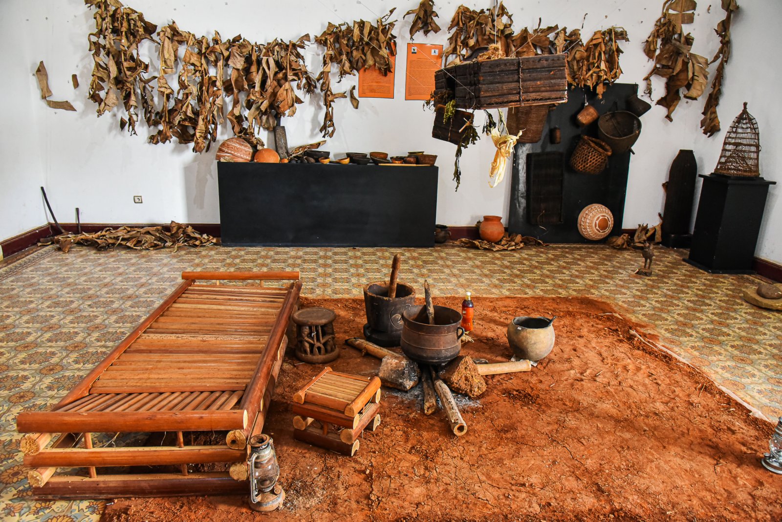 這是5月15日在喀麥隆首都雅溫得國家博物館內拍攝的傳統廚房場景。（新華社）