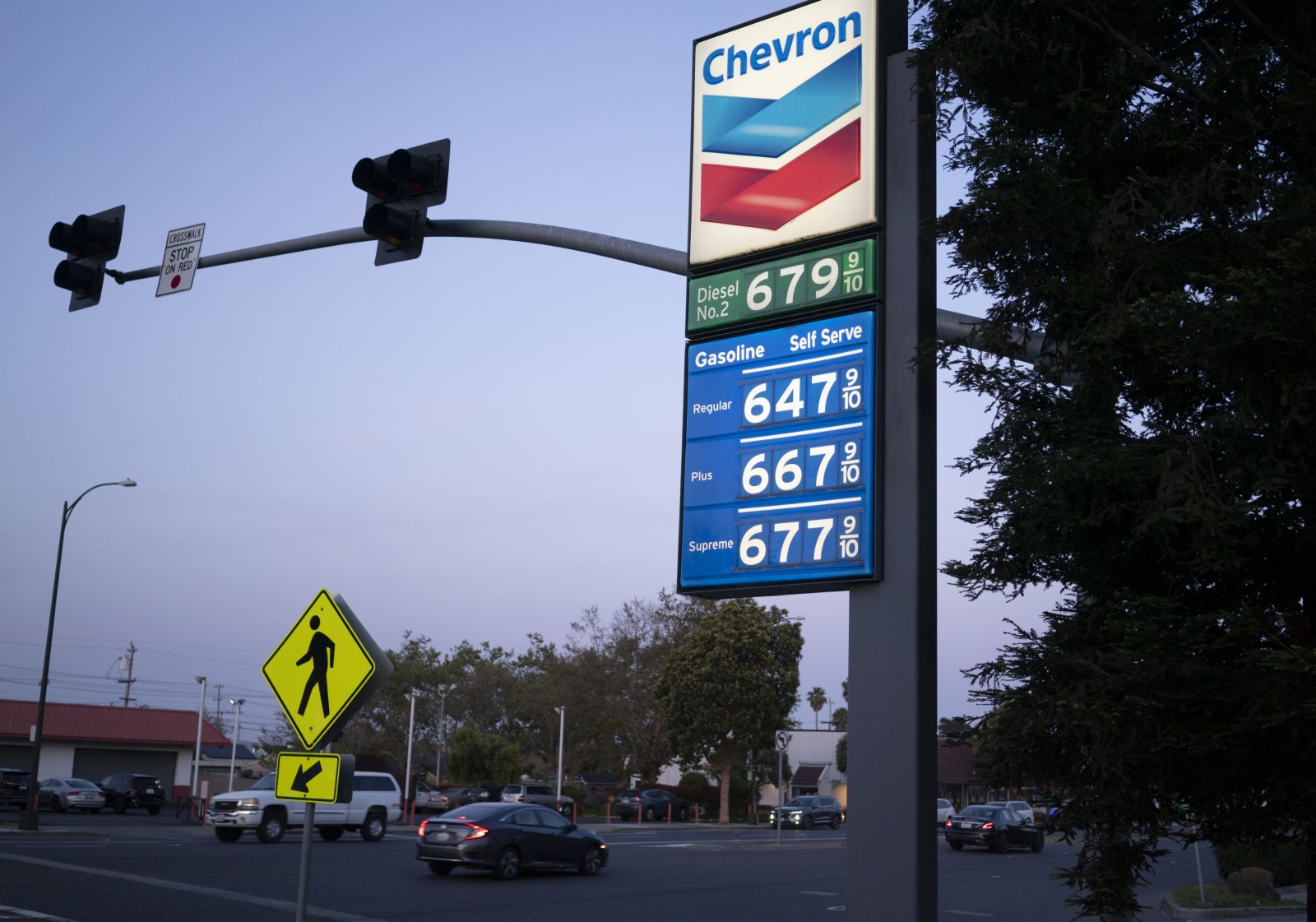 美國加利福尼亞州米爾布雷的一家加油站的油價牌。（新華社）