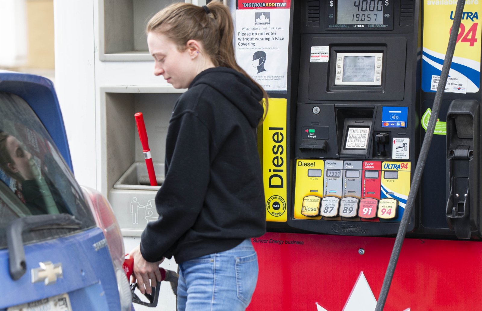  5月18日，一名女子在加拿大多倫多的加油站給汽車加油。（新華社）