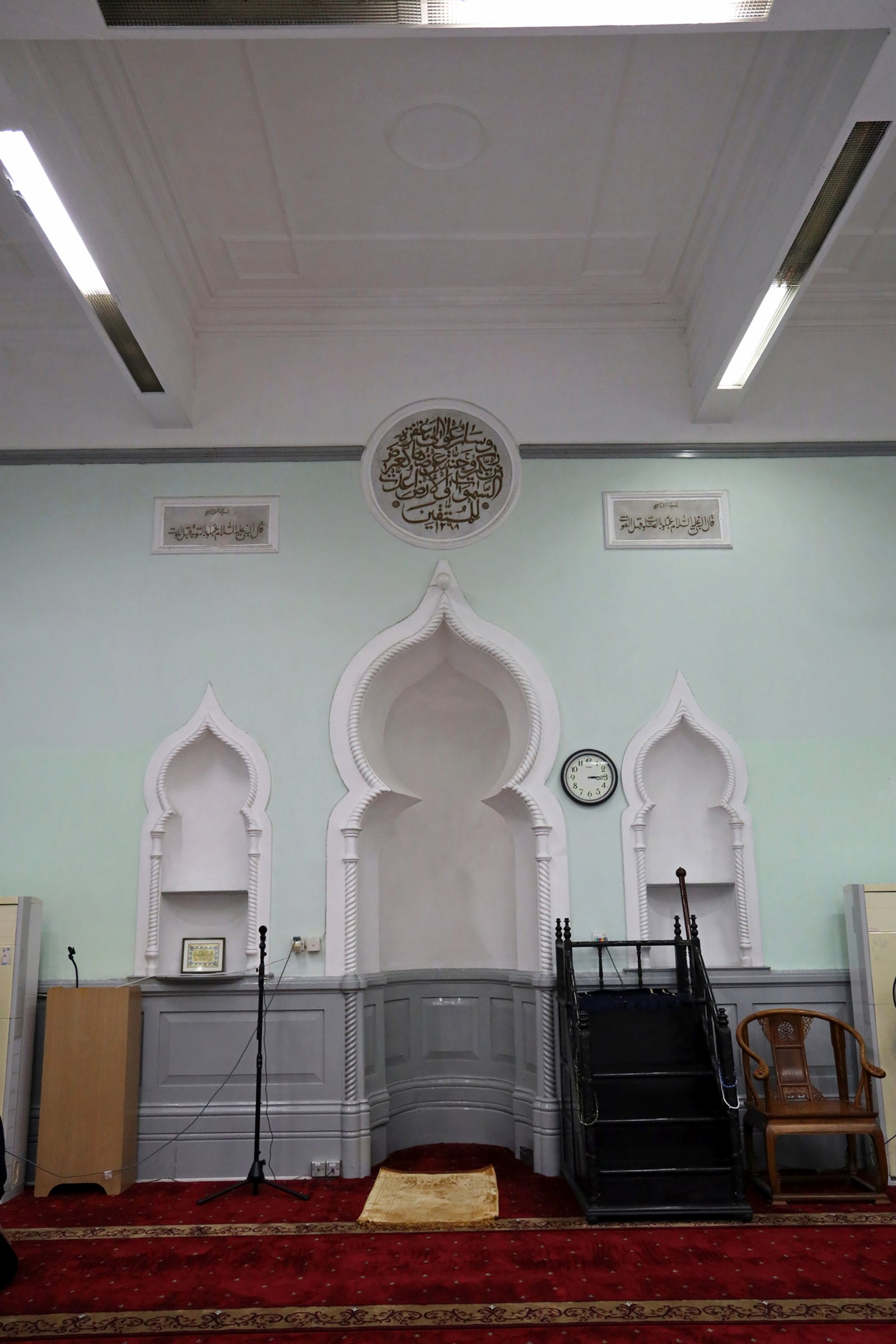圖為回教清真禮拜總堂禮拜殿內的米哈拉布洋蔥形尖拱開口。右方的木製宣講台具百年歷史。（政府新聞處）