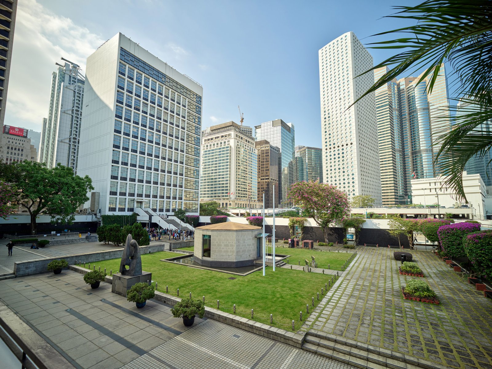 圖為香港大會堂紀念花園中央的十二邊形紀念龕。（政府新聞處）