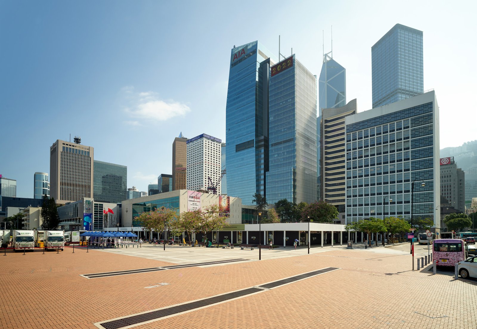 圖為由低座、紀念花園及高座組成的香港大會堂。（政府新聞處）