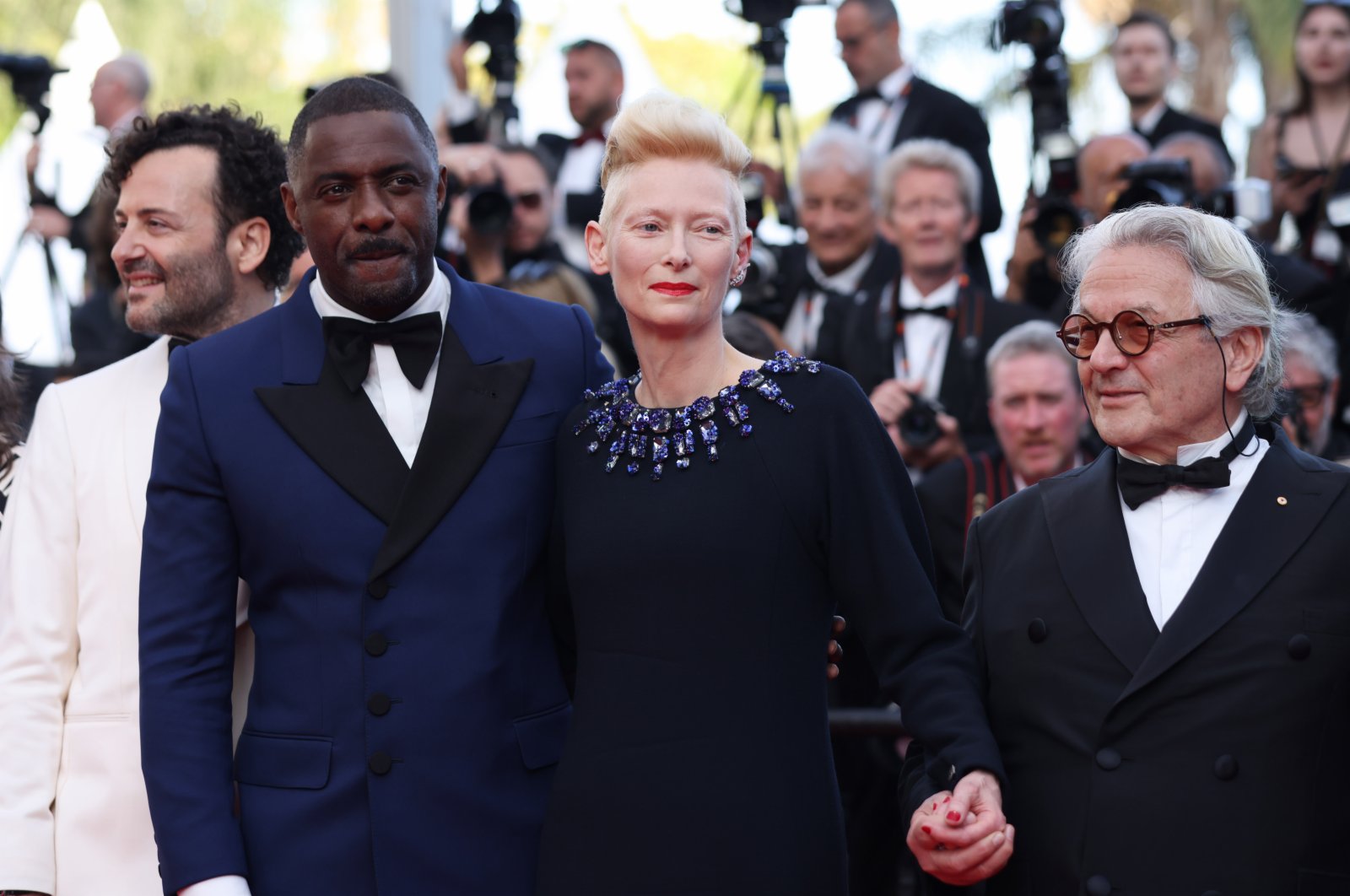 5月20日，在法國戛納舉行的第75屆戛納國際電影節上，影片《三千年的渴望》的導演、編劇喬治·米勒（右一）、演員蒂爾達·斯文頓（右二）和伊德瑞斯·艾爾巴（左二）抵達首映式現場。（新華社）