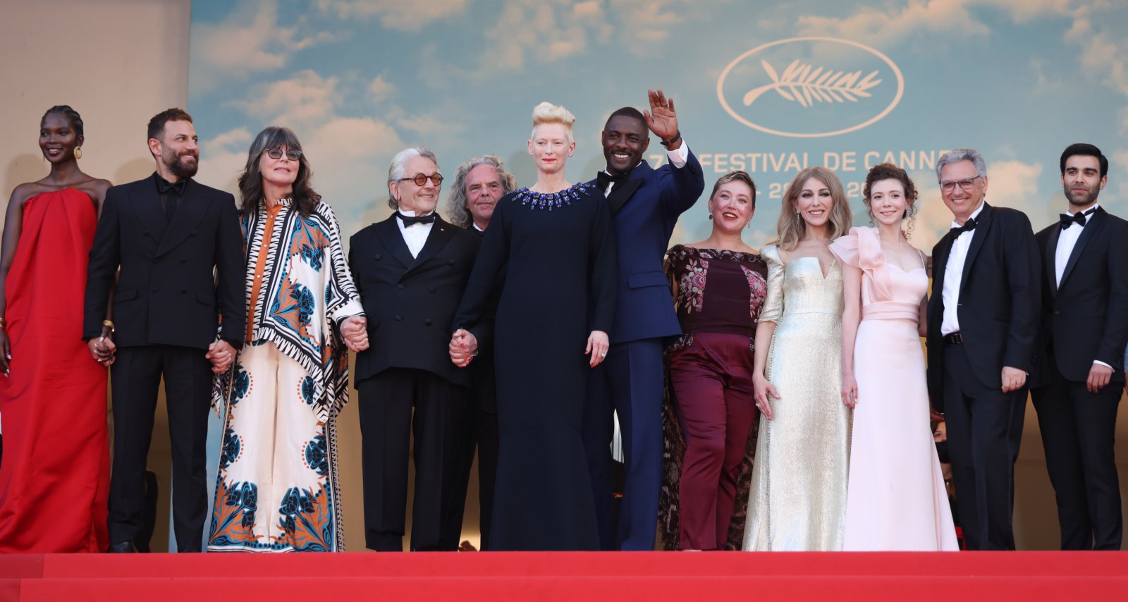 5月20日，在法國戛納舉行的第75屆戛納國際電影節上，影片《三千年的渴望》主創人員抵達首映式現場。（新華社）