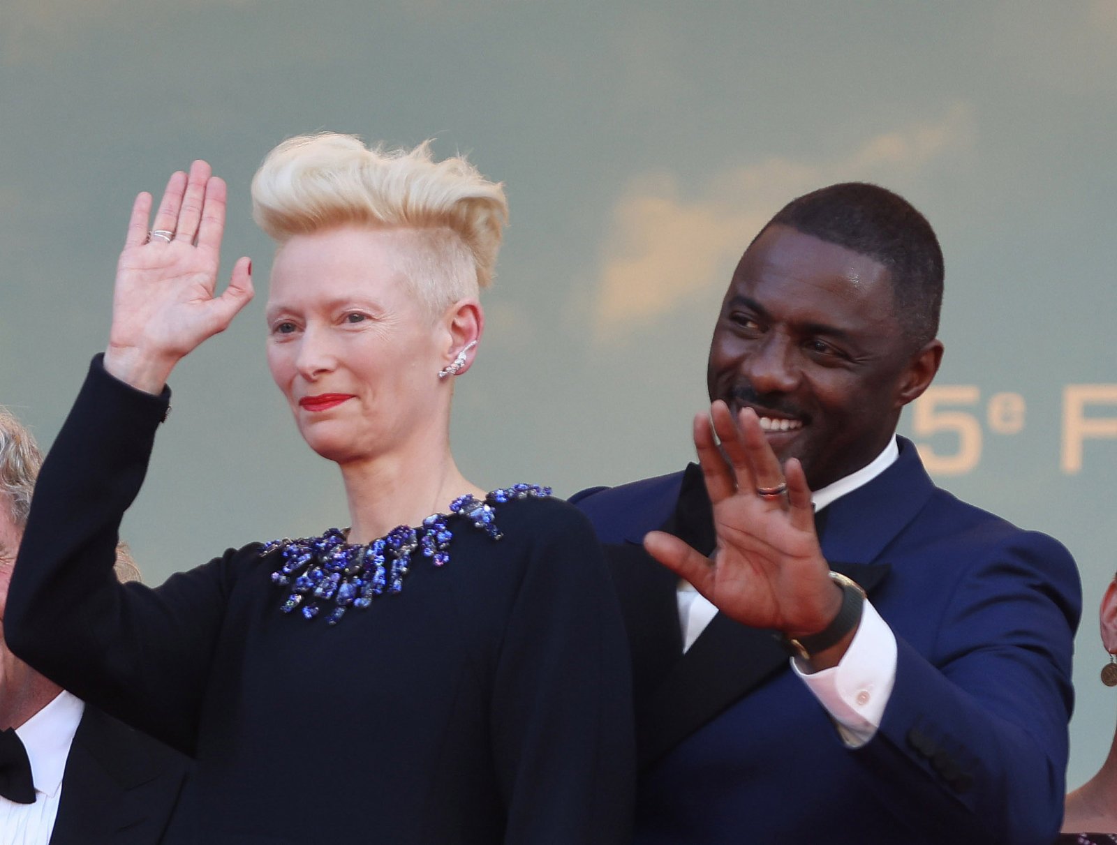 5月20日，在法國戛納舉行的第75屆戛納國際電影節上，影片《三千年的渴望》的演員伊德瑞斯·艾爾巴（右）和蒂爾達·斯文頓向影迷致意。（新華社）