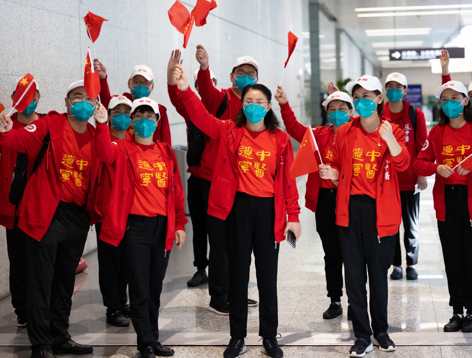 5月21日，在上海虹橋國際機場，遼寧省援滬醫療隊隊員和送行人員告別。（新華社）