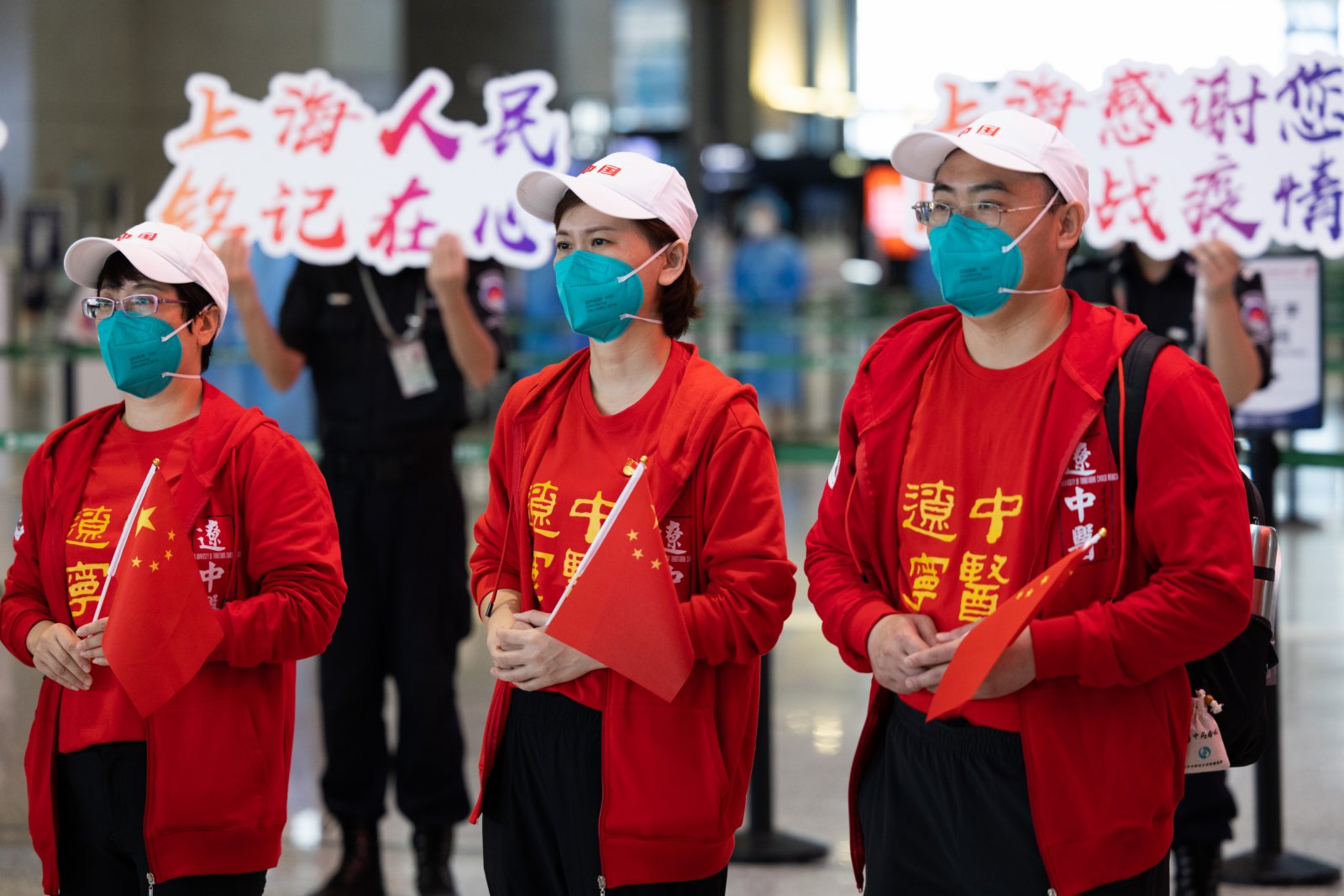 5月21日，在上海虹橋國際機場，遼寧省援滬醫療隊合影留念，為上海加油。（新華社）