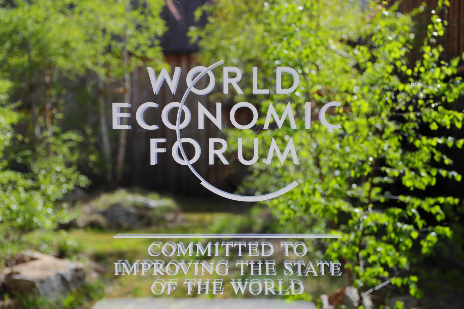這是5月21日在瑞士達沃斯拍攝的世界經濟論壇2022年年會標識。（新華社）