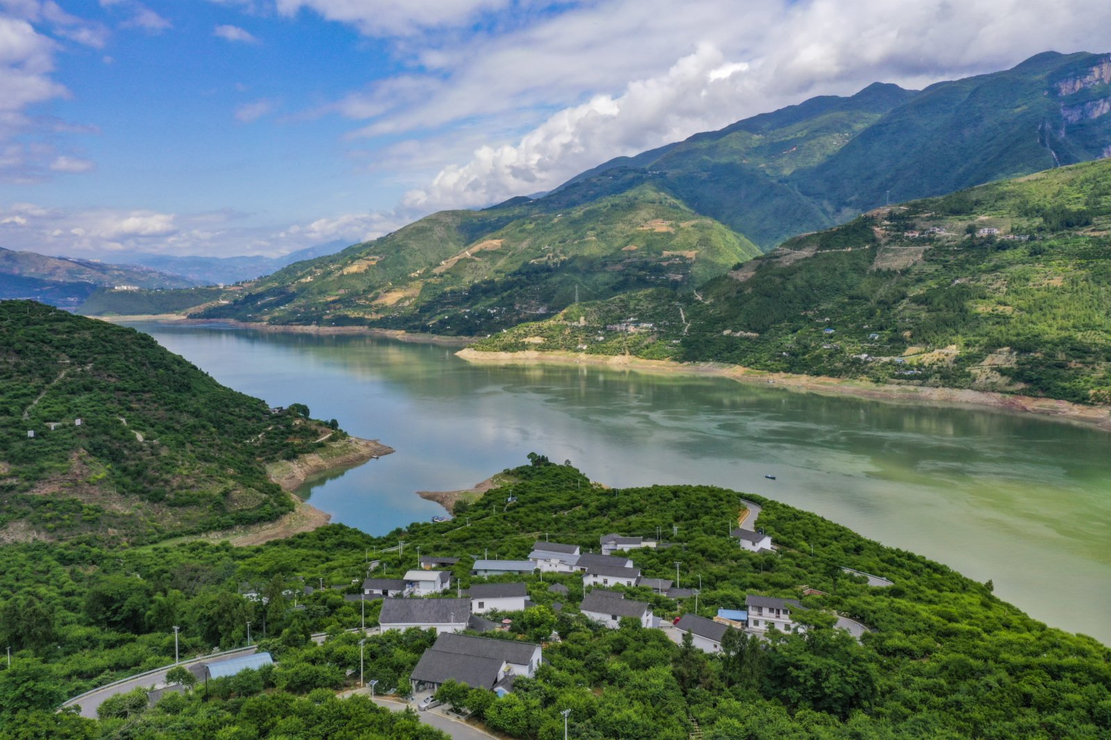 這是5月19日拍攝的長江巫山段曲尺鄉一帶景象（無人機照片）。