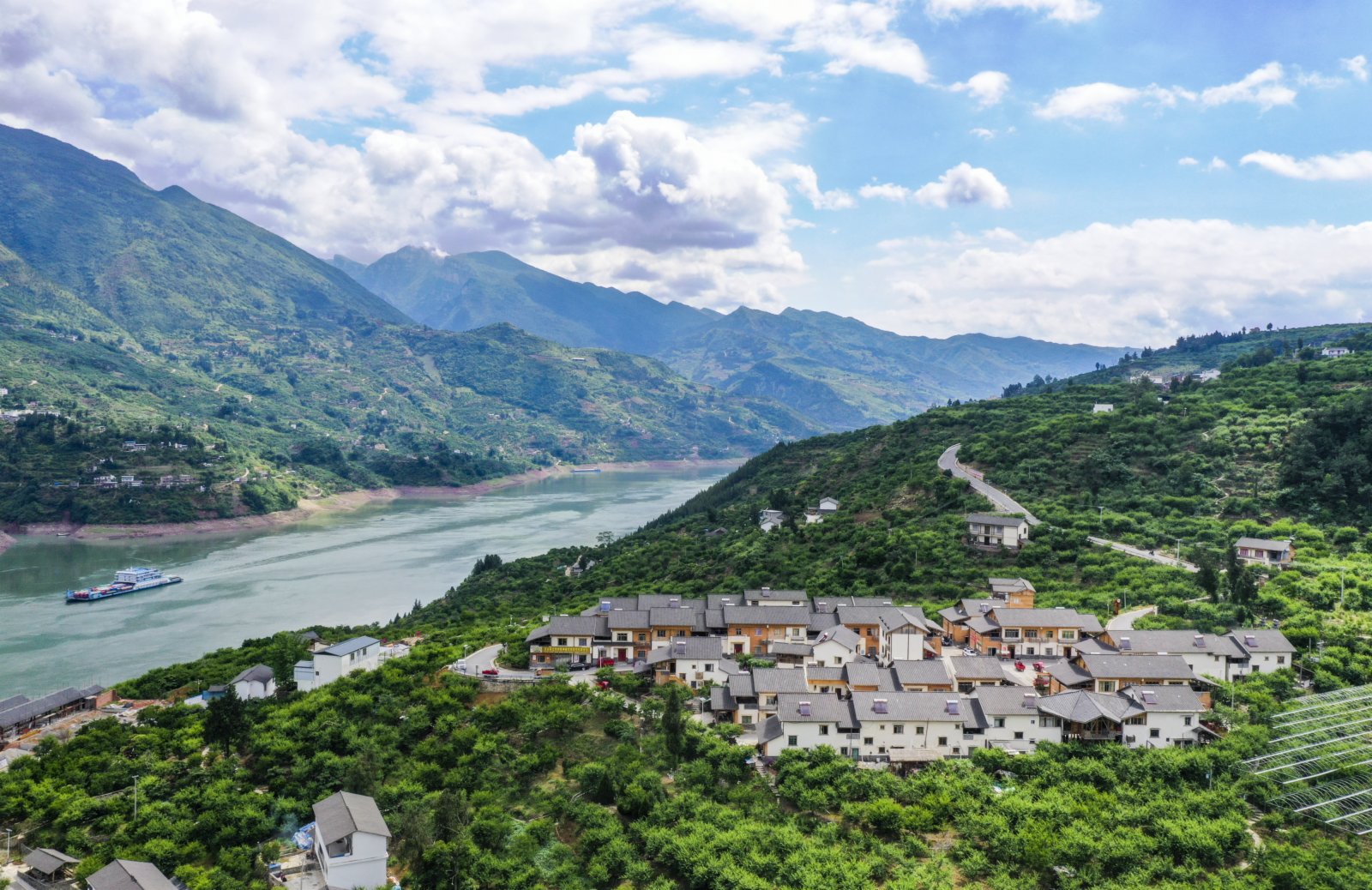 這是5月19日拍攝的長江巫山段曲尺鄉一帶景象（無人機照片）。