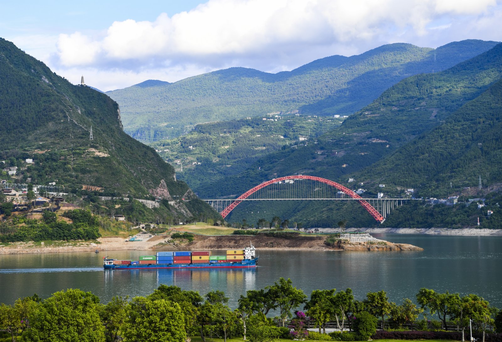5月19日，貨船行駛在長江巫山段巫峽口一帶。