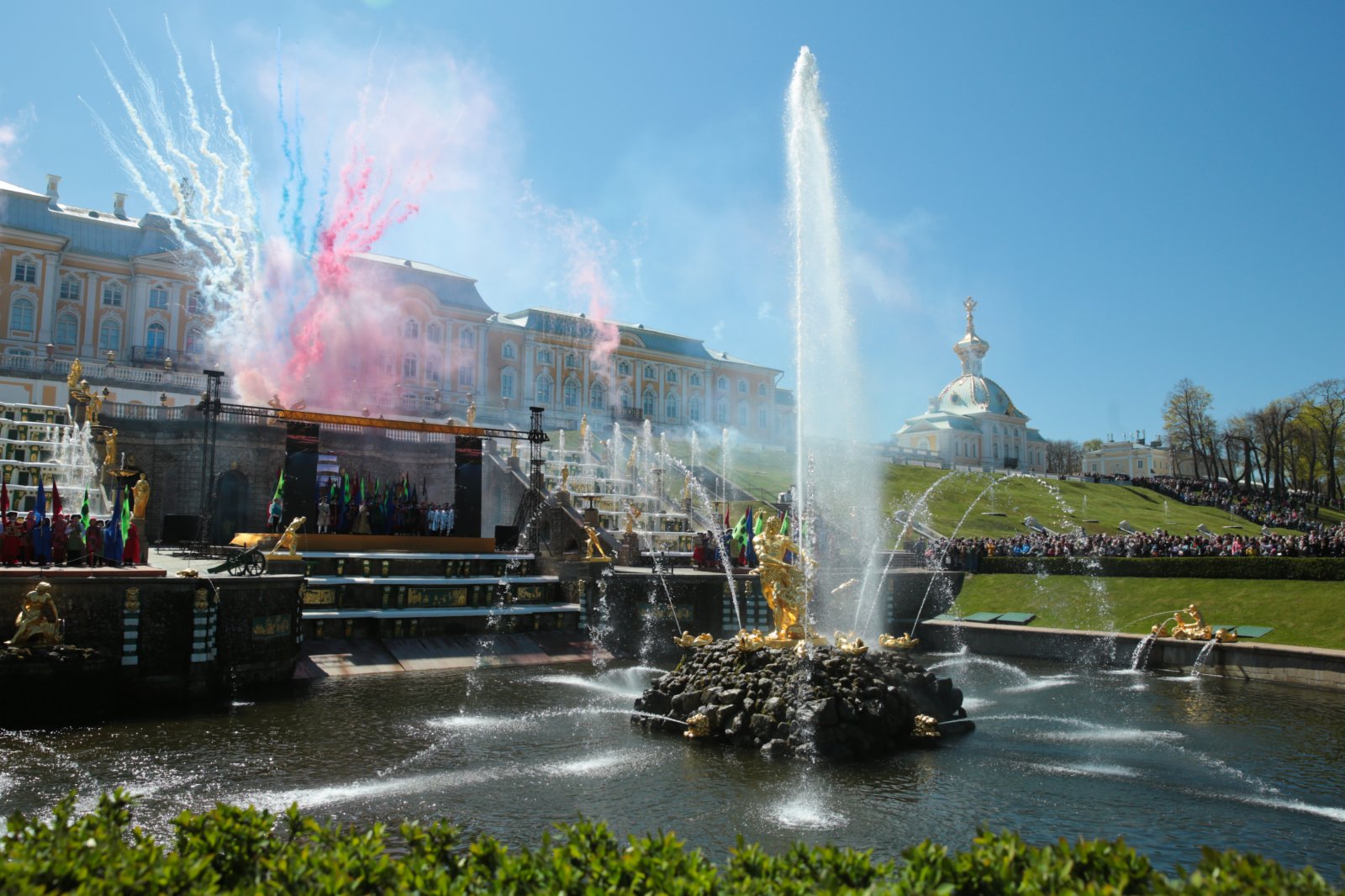 這是5月21日在俄羅斯聖彼得堡夏宮拍攝的噴泉。（新華社）